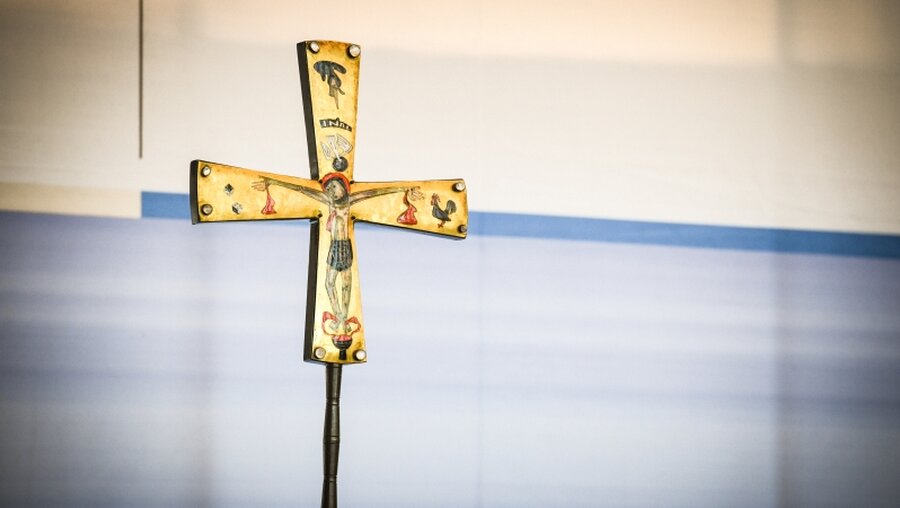 Kruzifix auf der ZdK-Vollversammlung / © Julia Steinbrecht (KNA)