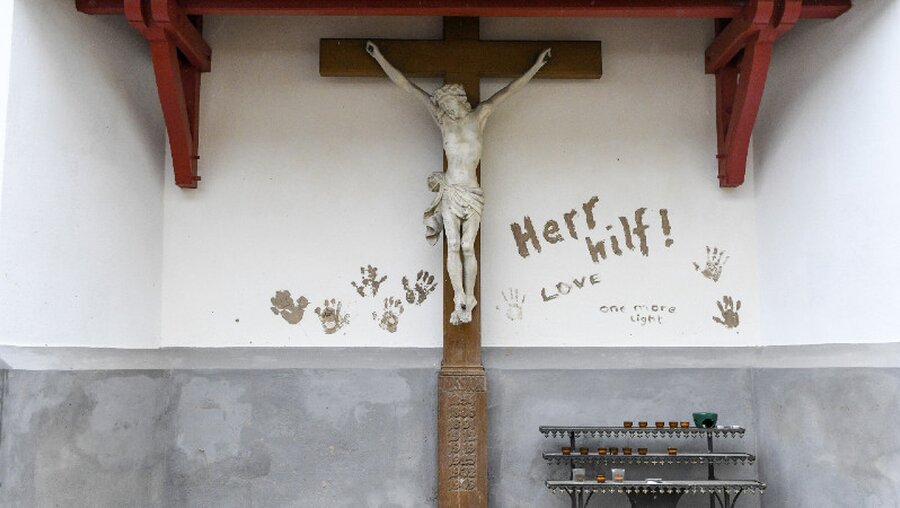 Kruzifix an der Außenwand der Kirche Sankt Laurentius in Ahrweiler  / © Harald Oppitz (KNA)