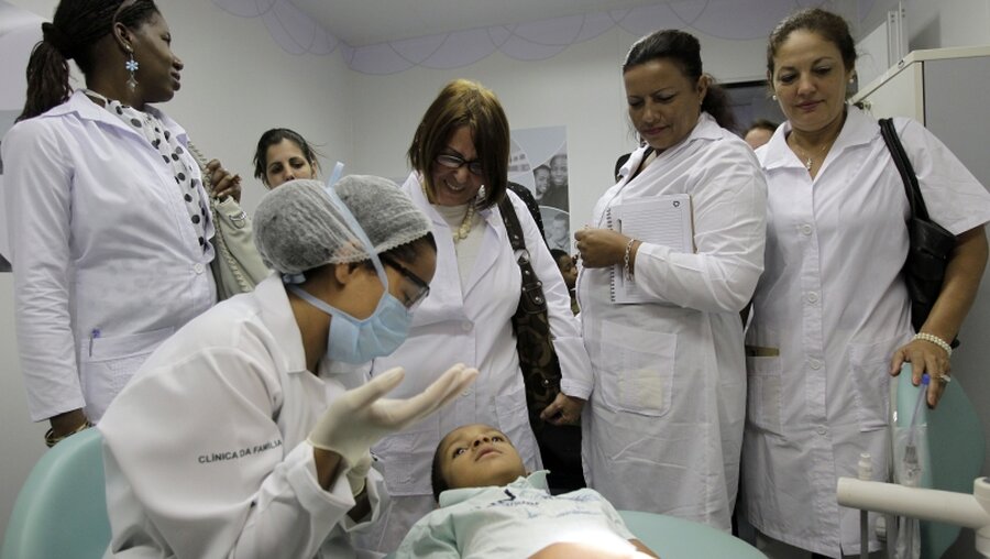 Kuba will seine Ärzte aus Brasilien abziehen / © Eraldo Peres (dpa)