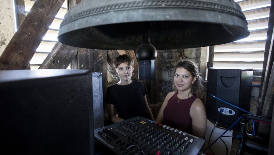 Künstlerinnen Klarissa Flückiger (r) und Mahtola Wittmer im Luzerner Glockenturm / © Alexandra Wey (dpa)