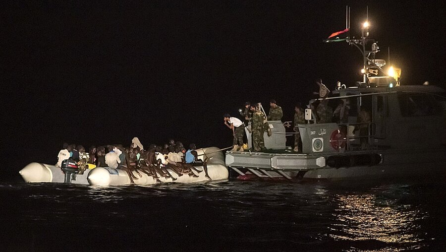 Die libysche Kuestenwache (r.) attackiert im Oktober 2016 ein Flüchtlingsboot / © Christian Ditsch (epd)