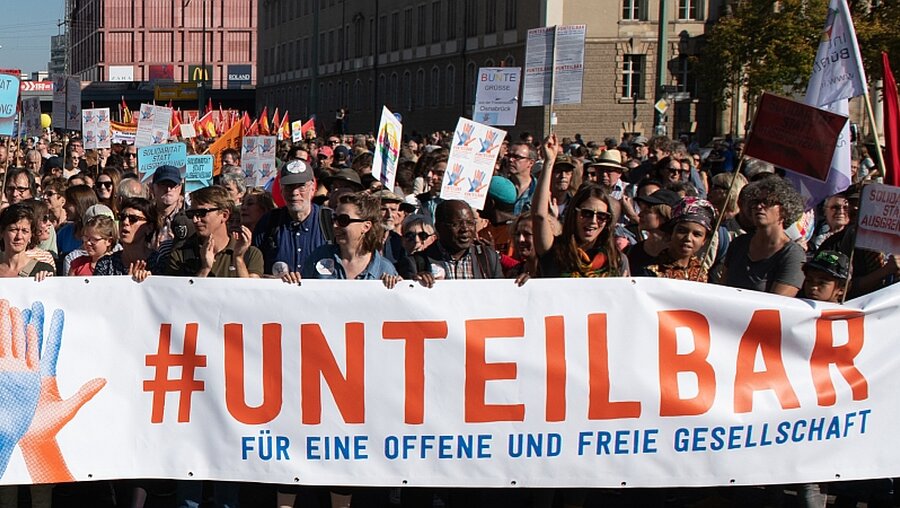 Kundgebung gegen Rassismus in Berlin / © Paul Zinken (dpa)