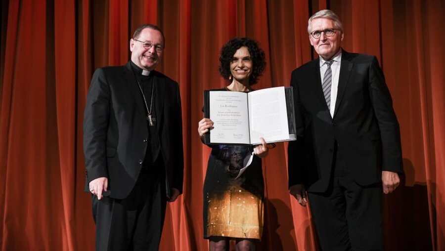 Kunst- und Kulturpreis der deutschen Katholiken an Lea Rodrigues / © Julia Steinbrecht (KNA)