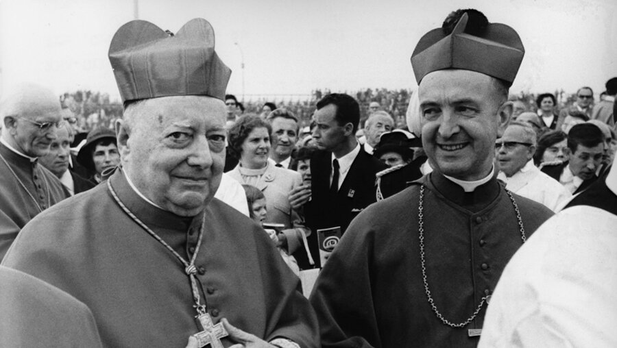 Kurienkardinal Gustavo Testa (l.) und der Essener Bischof Franz Hengsbach 1968 auf dem Katholikentag in Essen / © N.N. (KNA)
