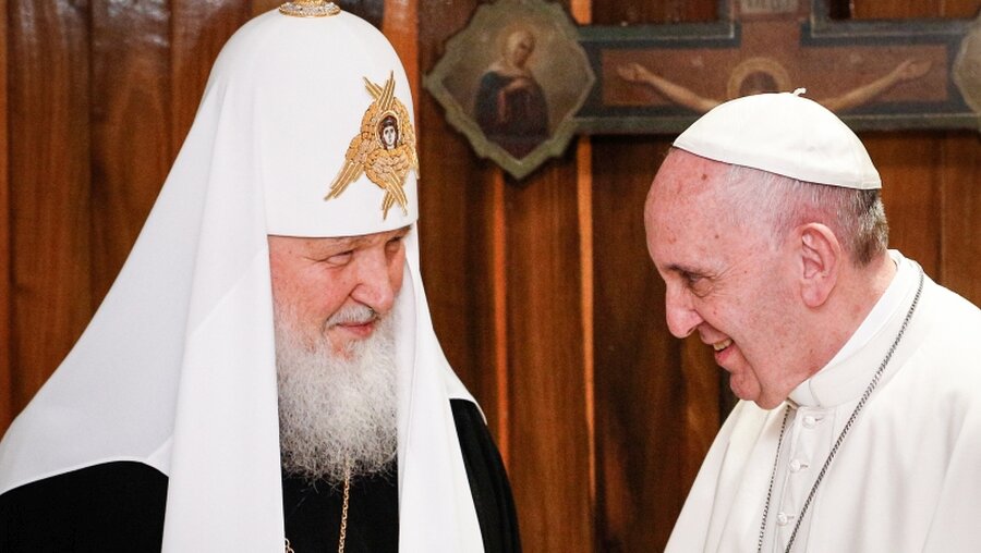Kyrill I. und Papst Franziskus (r.) im Jahr 2016 in Havanna / © Paul Haring (KNA)