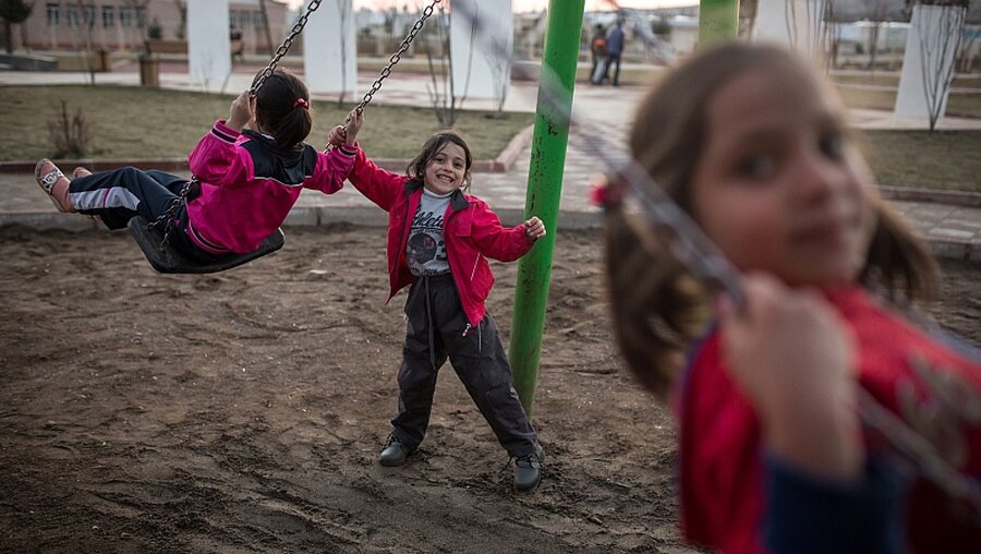 Sysrische Kinder spielen - Lage an der türkisch-syrischen Grenze  / © Uygar Onder Simsek (dpa)