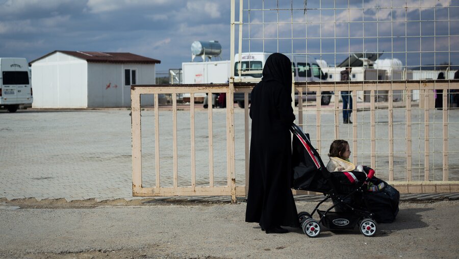 Eine syrische Frau an der türkischen Grenze  / © Uygar Onder Simsek (dpa)