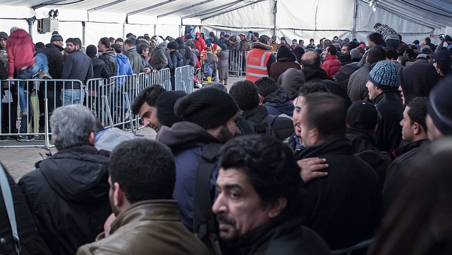 Flüchtlinge vor dem "Lageso" in Berlin / © Michael Kappeler (dpa)