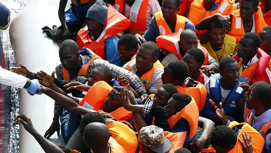 Diese Bilder sind seltener geworden: Flüchtlinge im April 2014 vor Lampedusa (dpa)