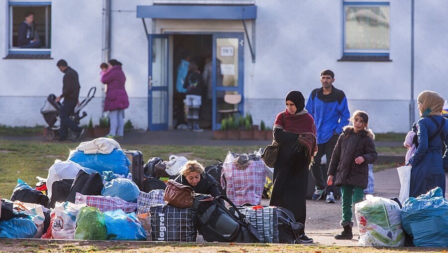 Flüchtlinge vor Erstaufnahmeeinrichtung / © Jens Büttner (dpa)