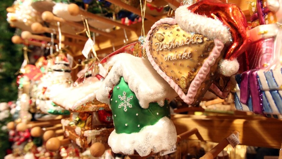 Lebkuchen-Herzen auf einem Weihnachtsmarkt / © Bodo Marks (dpa)