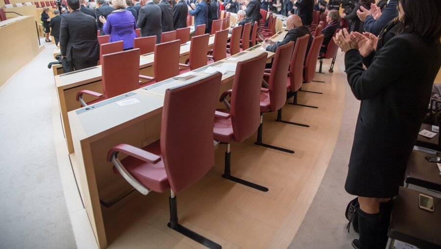 Leere Stuhlreihen der AfD-Fraktion / ©  Peter Kneffel (dpa)