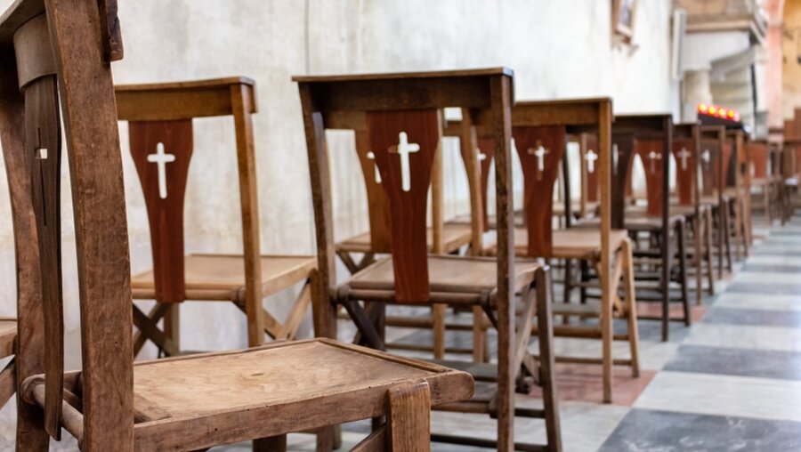 Leere Stühle in einer Kirche / © Massimiliano Papadia (shutterstock)