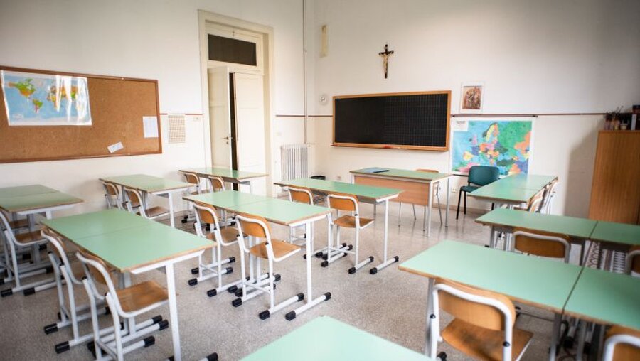 Leeres Klassenzimmer mit Kruzifix / © Cristian Gennari/Romano Siciliani (KNA)