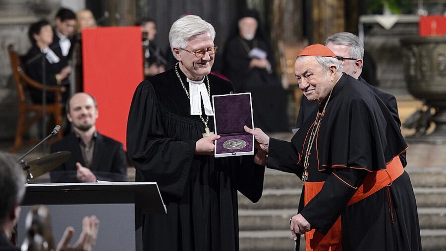 Heinrich Bedford-Strohm überreicht Kardinal Karl Lehmann die Martin-Luther-Medaille / © Jens Schlueter (epd)