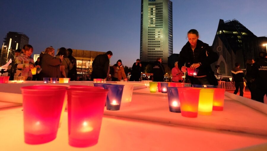Leipziger und Gäste der Stadt stellen auf dem Augustusplatz Kerzen auf / © Sebastian Willnow (dpa)