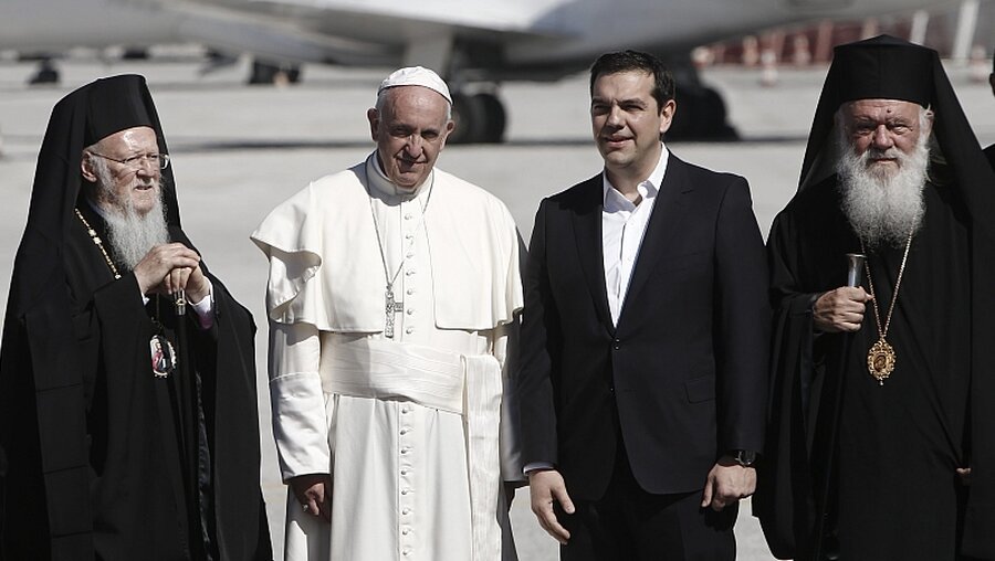 Papst Franziskus mit  griechischen Ministerpräsidenten Tsipras und dem Ökumenischen Patriarchen  / © Yannis Kolesidis (dpa)