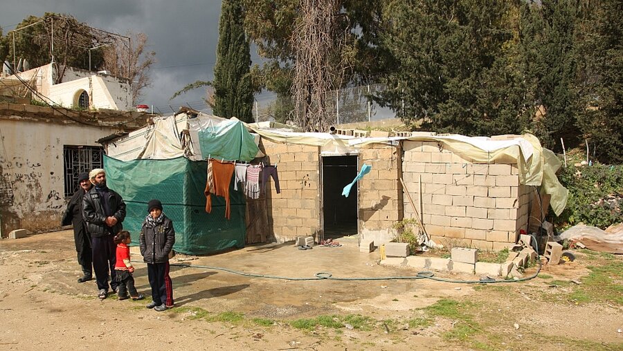 Syrische Flüchtlinge südlich der libanesischen Stadt Sidon am 13.2.15 (dpa)