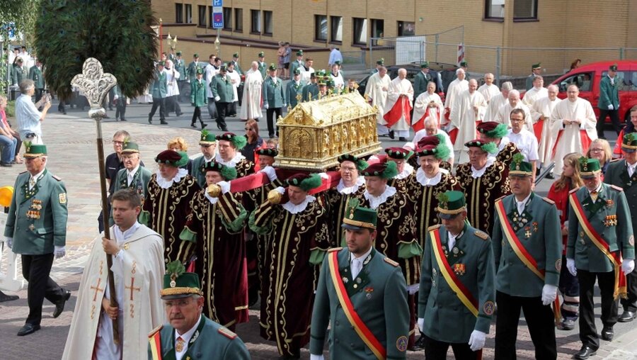 Liboriusfest: Die Reliquien des Bistumspatrons werden in Prozession durch die Stadt getragen / © pdp (KNA)