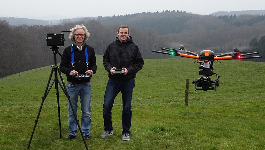 Fabian (r.) mit Drohne und Kameramann / © Daniel Dresen