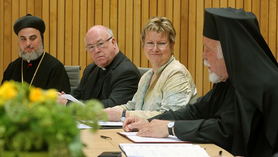 Erzbischof Becker (2.v.l.) und andere Religionsvertreter mit Schulministerin Löhrmann / © Roland Weihrauch (dpa)