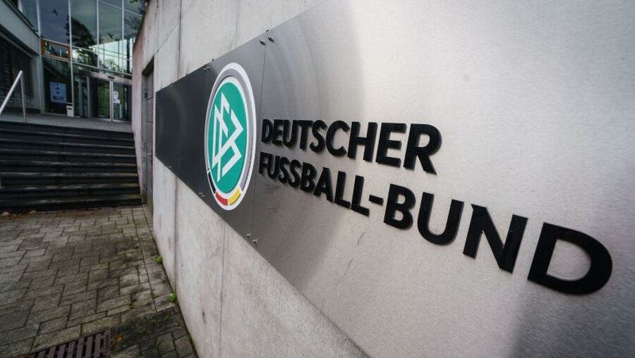 Logo des Deutschen Fußball-Bundes vor der DFB-Zentrale / © Frank Rumpenhorst (dpa)