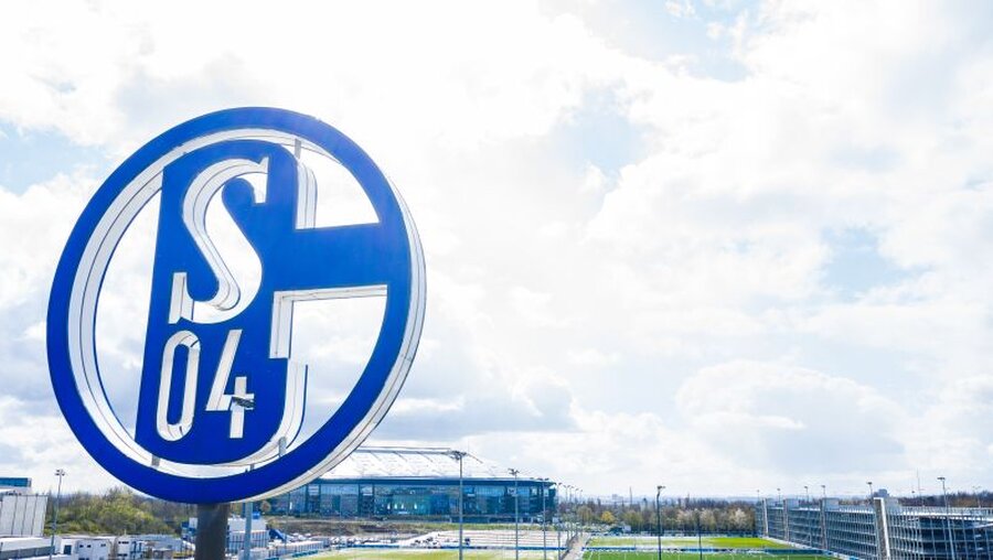 Logo des FC Schalke 04 / © Guido Kirchner (dpa)