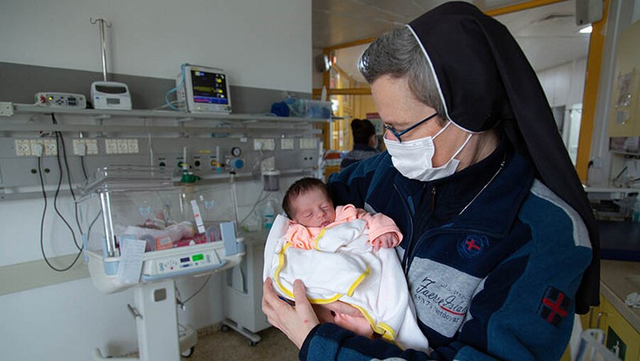 Lucia Corradin mit einem Baby auf dem Arm im Caritas Baby Hospital in Bethlehem am 18. Januar 2021. / © Andrea Krogmann (KNA)