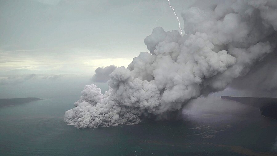 Luftaufnahmen des Vulkans Anak Krakatau in der Sunda-Meerenge / © Nurul Hidayat (dpa)
