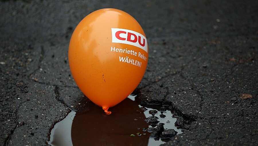 Die Wahl in Köln ist überschattet  / © Oliver Berg (dpa)