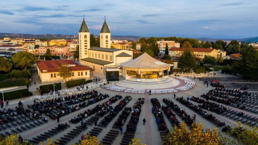 Luftbild der Jakobskirche während der Messe in Medjugorje / © NikolaR (shutterstock)
