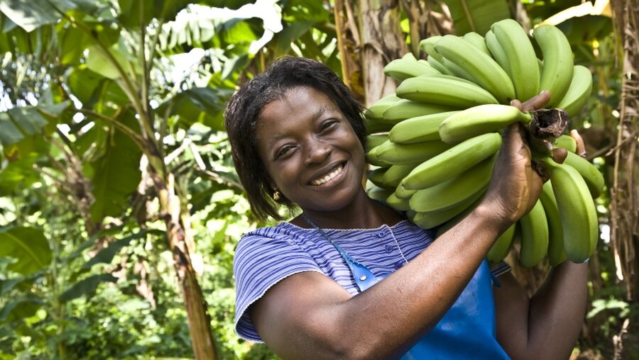 Mable Matetsu von der Fairtrade-Bananen-Organisation Volta River Estates in Ghana / © Nathalie Bertrams (Fairtrade Deutschland)