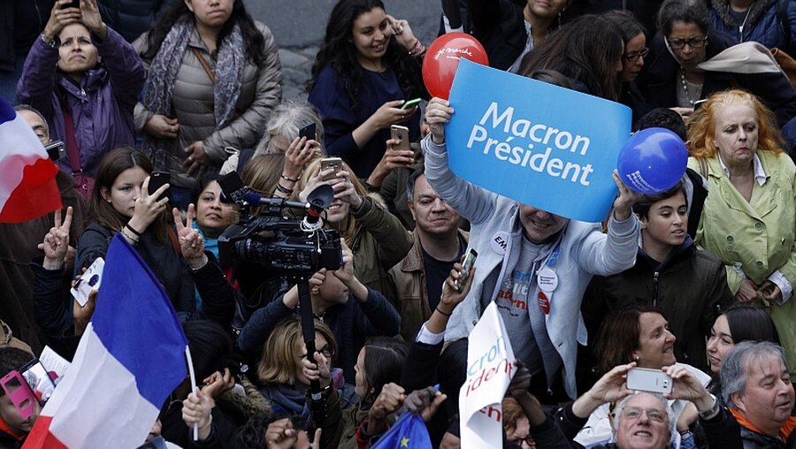 Anhänger des Präsidentschafts-Kandidaten Macron / © Emilio Morenatti (dpa)