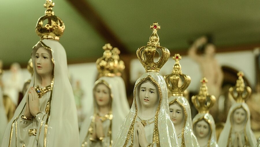 Plastiknachbildungen der Madonna von Fatima / © Alexander Brüggemann (KNA)