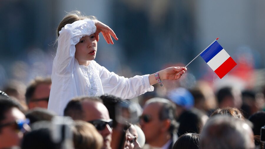 Mädchen mit Frankreich-Fahne auf dem Petersplatz (Archiv) / © Paul Haring/CNS Photo (KNA)