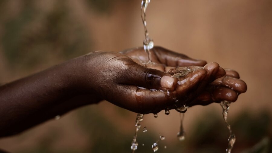 Mancherorts ein rares Gut: sauberes Trinkwasser / © Riccardo Mayer (shutterstock)
