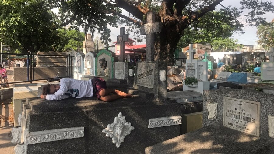 In Manila wohnen Tausende auf dem Friedhof  / © Christoph Sator (dpa)