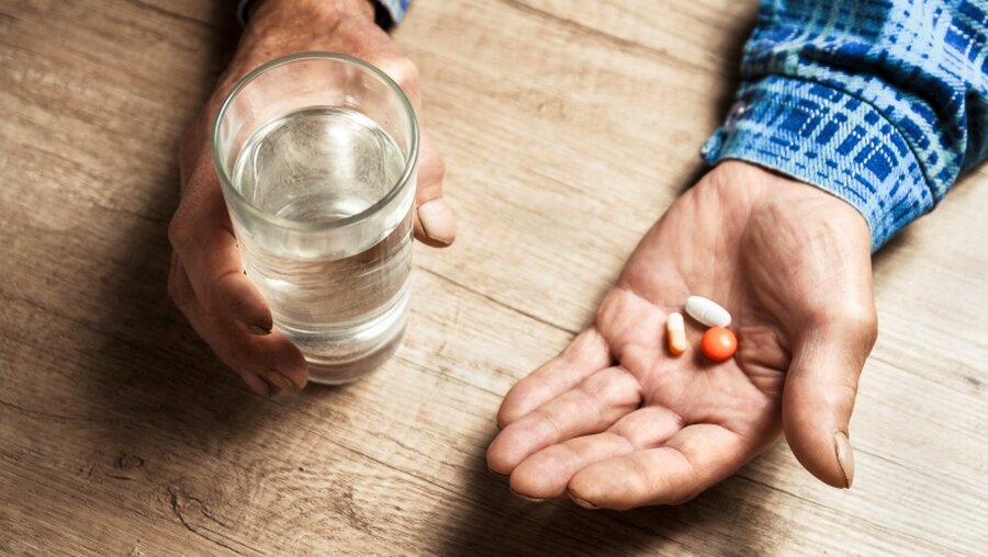 Mann mit Tabletten in der Hand / © perfectlab (shutterstock)