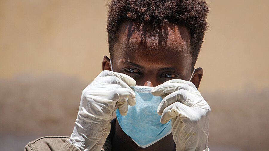 Mann in Somalia trägt eine Atemschutzmaske / © Farah Abdi Warsameh (dpa)