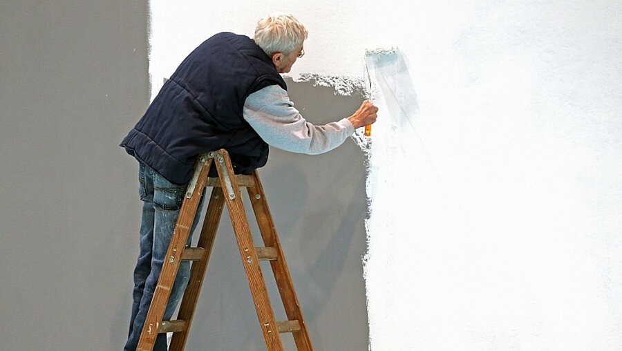 Rentner bei Malerarbeiten / © Jan Woitas (dpa)