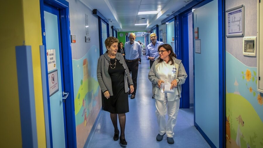 Mariella Enoc, Präsidentin des vatikanischen Kinderkrankenhauses, in der Klinik Bambino Gesu / © Stefano dal Pozzolo (KNA)