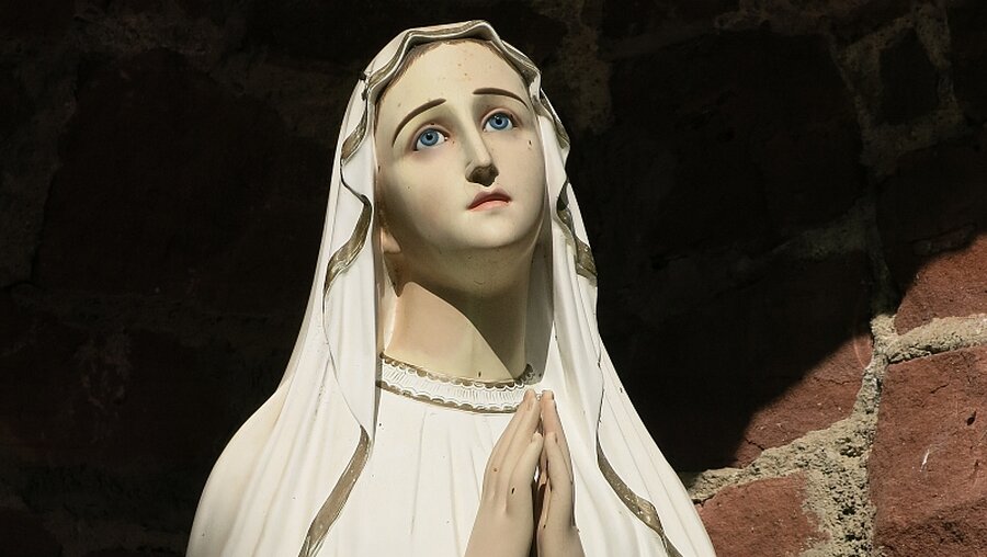 Marienfigur in Lourdesgrotte / © Gottfried Bohl (KNA)