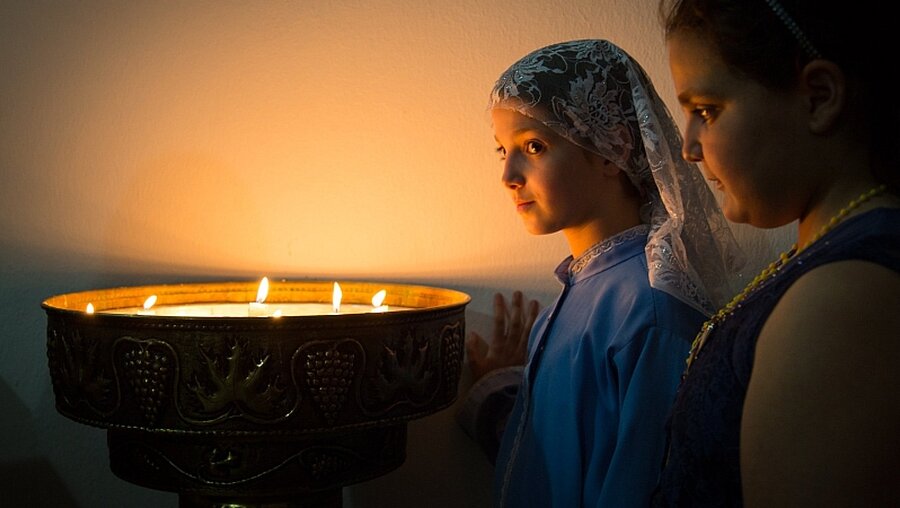 Junge Christinnen in einer Kirche in Damaskus (Archivbild) / © Andrea Krogmann (KNA)