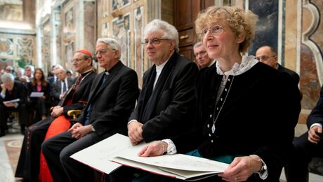 Mario Botta (2.v.r.) erhält den Joseph-Ratzinger-Preis 2018 / © Vatican Media/Romano Siciliani (KNA)