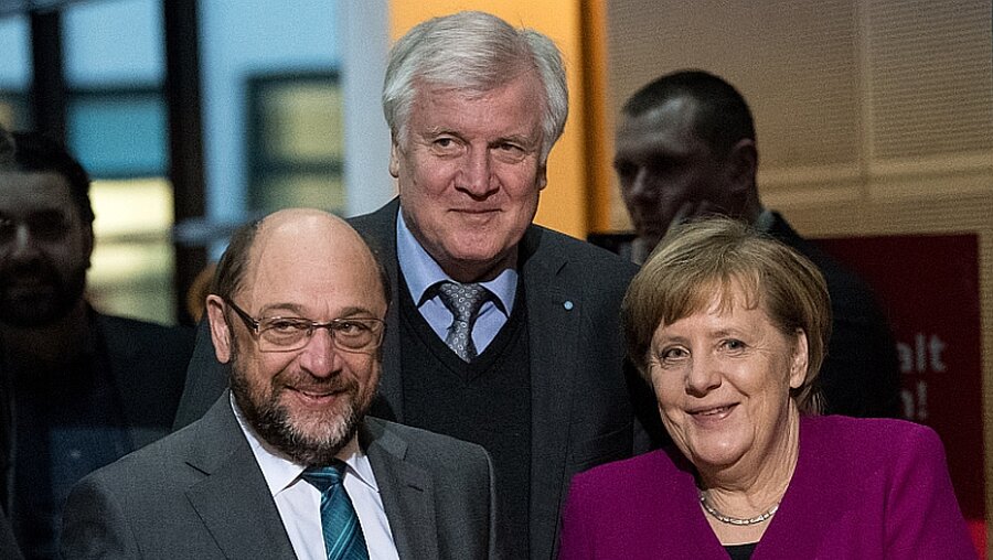 Martin Schulz (SPD), Horst Seehofer (CSU) und Angela Merkel (CDU) / © Bernd von Jutrczenka (dpa)