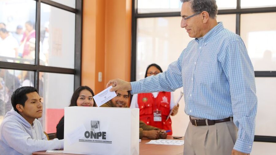 Martin Vizcarra, Präsident von Peru, gibt seine Stimme ab (dpa)