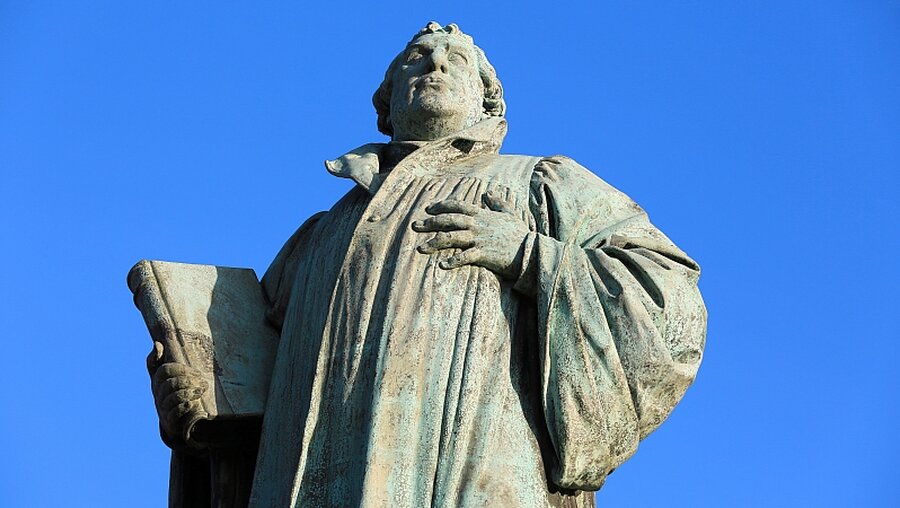 Martin Luther-Denkmal vor der Johanniskirche in Magdeburg / © Peter Gercke (dpa)