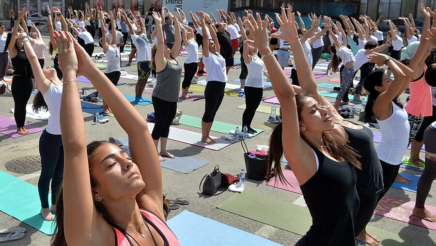 Weltweit wird Yoga in Gemeinschaft praktiziert (dpa)