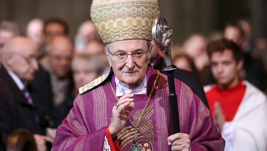 Kardinal Meisner beim Einzug (dpa)