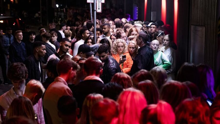 Menschen drängen sich in der Nacht vor einem Nachtclub in Kopenhagen / © Olafur Steinar Gestsson/Ritzau Scanpix/AP (dpa)